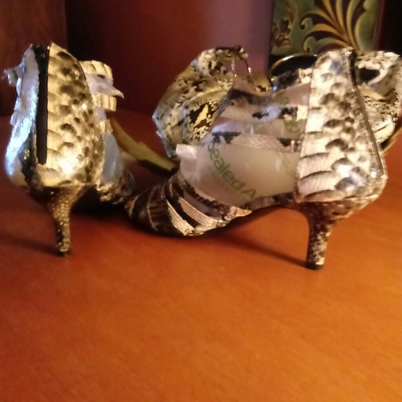 Avon Fashions Snakeskin 🐍Gladiator Sandals - Picture 4 of 7